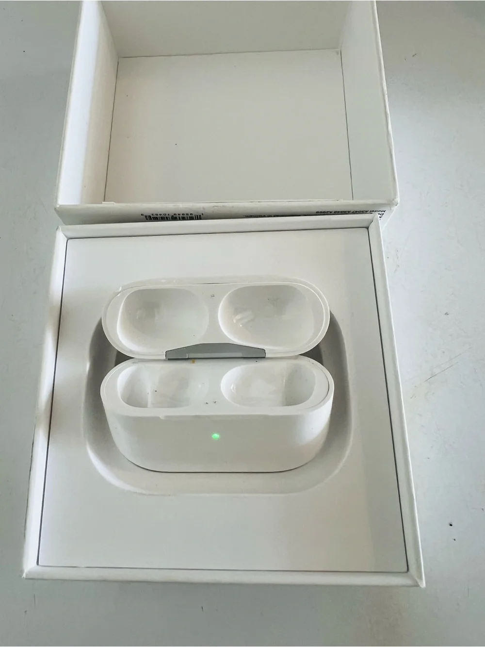 Apple AirPods Pro 2th Generation Charging Case in Working Good Case and Box